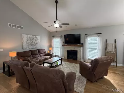 Living - 13 Ridgepoint Meadows Ct, Union, MO 63084 photo 2 of 2