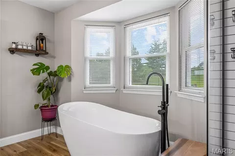 Bath - 516 Oak Leaf Manor Ct, Ballwin, MO 63021 photo 3 of 5