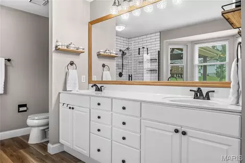 Bath - 516 Oak Leaf Manor Ct, Ballwin, MO 63021 photo 2 of 5