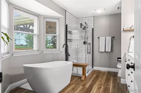 Bath - 516 Oak Leaf Manor Ct, Ballwin, MO 63021 photo 1 of 5