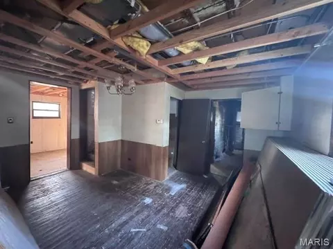 Entry Way - 7149 Brompton Sq, Maplewood, MO 63143 photo 3 of 4