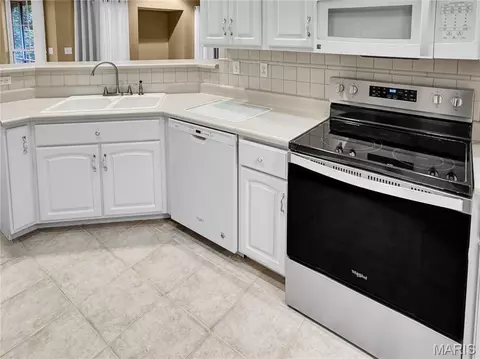 Kitchen - 2500 Rabbit Trail Dr, Washington, MO 63090 photo 4 of 6