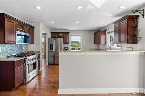 Kitchen - 8053 N State Route 159, Moro, IL 62067 photo 4 of 6