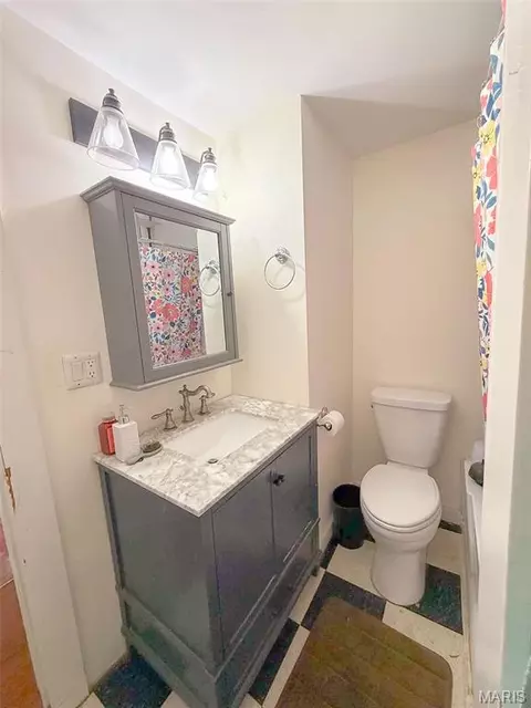 Bath - 211 Blue St, Milton, IL 62352 photo 1 of 2
