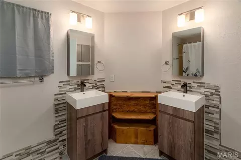 Bath - 203 E 3rd St, Christopher, IL 62822 photo 2 of 5