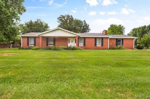 28 Rushmore Dr, Glen Carbon, IL 62034