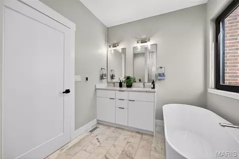 Bath - 1019 River Bluff Dr, Washington, MO 63090 photo 5 of 6