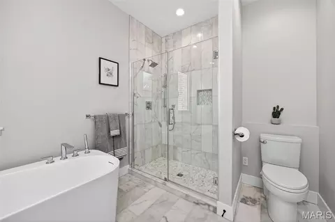Bath - 1019 River Bluff Dr, Washington, MO 63090 photo 4 of 6