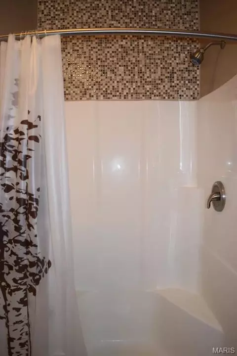 Bath - 15370 Top Dr, Saint Robert, MO 65584 photo 3 of 5