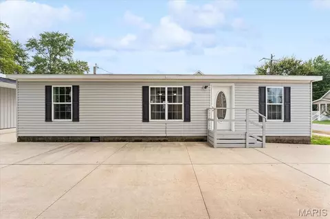 6 E Birch St, New Baden, IL 62265