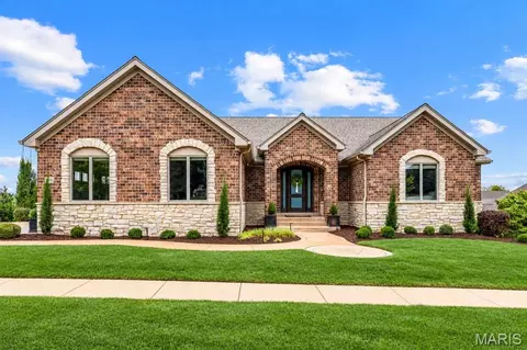320 Wythe House Ct, Creve Coeur, MO 63141