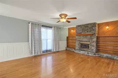 Living - 712 Lee Ave, Festus, MO 63028 photo 4 of 6