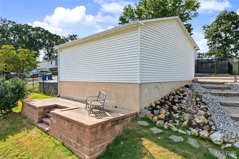 Exterior - 712 Lee Ave, Festus, MO 63028 photo 4 of 7