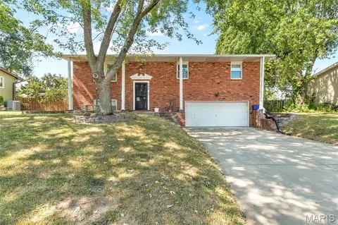 704 W Airwood Dr, East Alton, IL 62024
