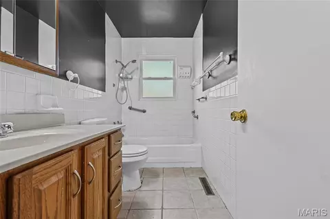 Bath - 1002 Terrace Dr, Festus, MO 63028 photo 1 of 3