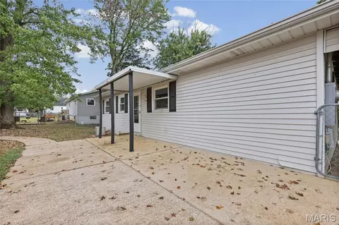 Exterior - 1002 Terrace Dr, Festus, MO 63028 photo 5 of 15