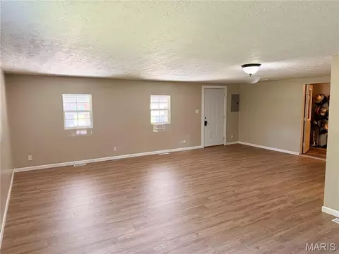 Living - 5823 Mcdaneld Rd, Kell, IL 62853 photo 12 of 14