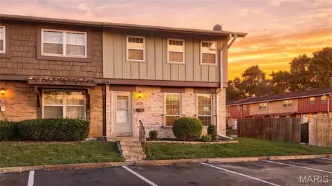 8813 Santa Bella Dr, Hazelwood, MO 63042