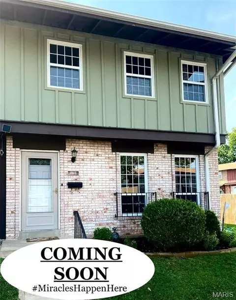 8813 Santa Bella Dr, Hazelwood, MO 63042
