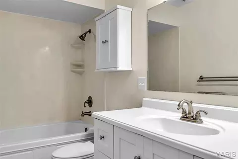Bath - 409 E 11th St E, Washington, MO 63090 photo 2 of 4