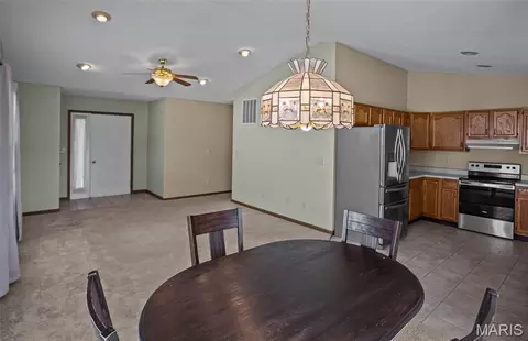 Dining - 431 Pheasant Ln, Moro, IL 62067 photo 3 of 4