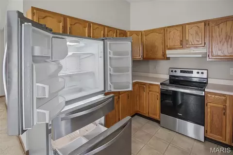 Kitchen - 431 Pheasant Ln, Moro, IL 62067 photo 5 of 6
