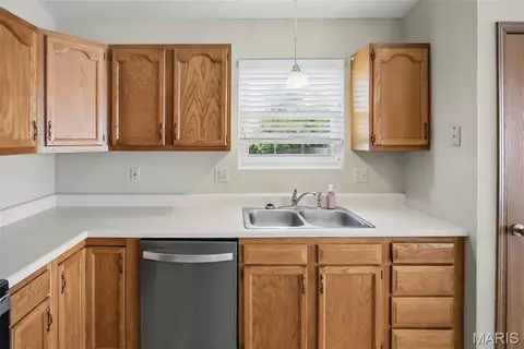 Kitchen - 431 Pheasant Ln, Moro, IL 62067 photo 2 of 6