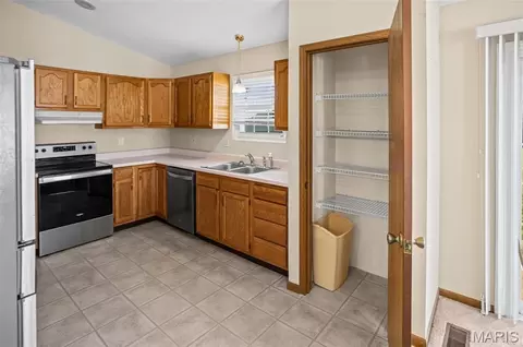 Kitchen - 431 Pheasant Ln, Moro, IL 62067 photo 3 of 6