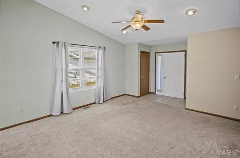 Living - 431 Pheasant Ln, Moro, IL 62067 photo 3 of 3
