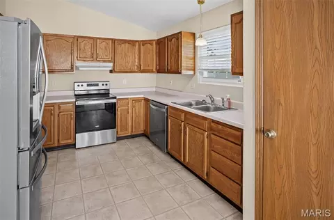Kitchen - 431 Pheasant Ln, Moro, IL 62067 photo 1 of 6