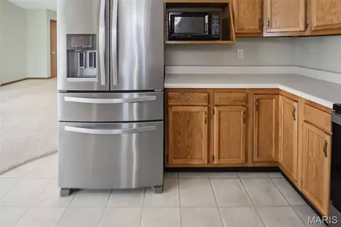 Kitchen - 431 Pheasant Ln, Moro, IL 62067 photo 4 of 6