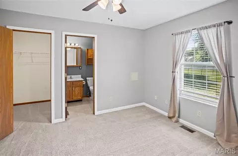 Bedroom - 431 Pheasant Ln, Moro, IL 62067 photo 3 of 8