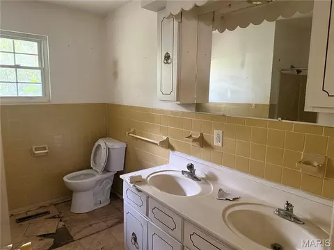 Bath - 507 Crestview St, Cuba, MO 65453 photo 1 of 1