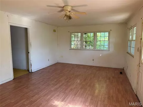 Living - 507 Crestview St, Cuba, MO 65453 photo 2 of 3