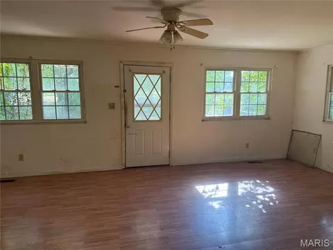Living - 507 Crestview St, Cuba, MO 65453 photo 1 of 3