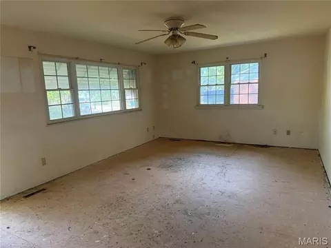 Living - 507 Crestview St, Cuba, MO 65453 photo 3 of 3