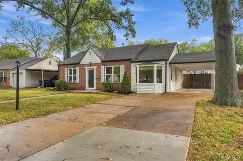 964 Sanders Dr, Saint Louis, MO 63126