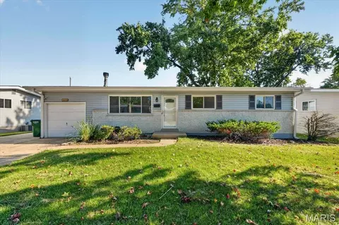 665 Redwing Dr, Florissant, MO 63031