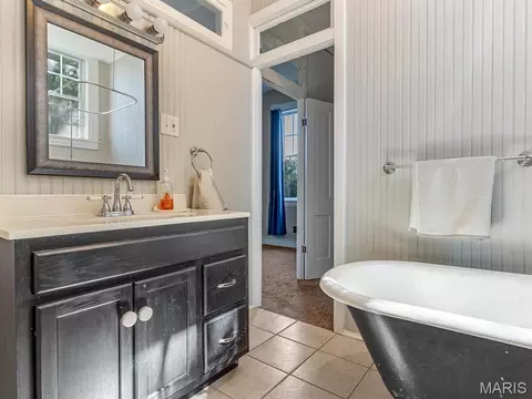 Bath - 210 W 4th St, Waterloo, IL 62298 photo 4 of 4