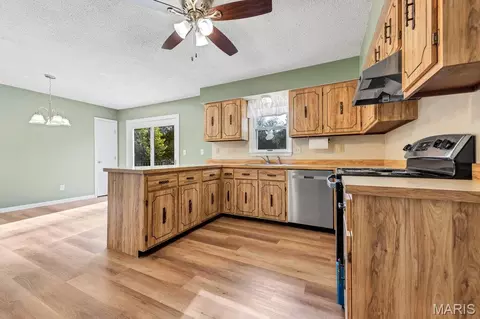Kitchen - 453 Michelle Dr, Washington, MO 63090 photo 3 of 5
