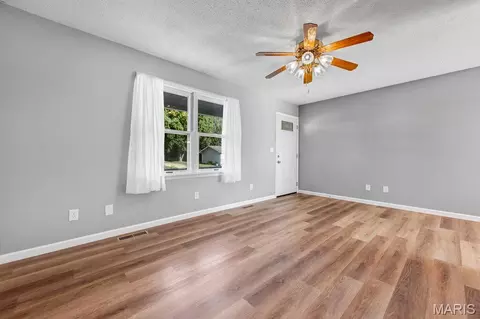 Living - 453 Michelle Dr, Washington, MO 63090 photo 2 of 4