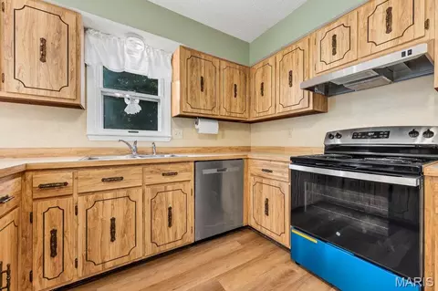 Kitchen - 453 Michelle Dr, Washington, MO 63090 photo 4 of 5