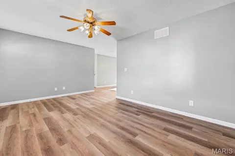 Living - 453 Michelle Dr, Washington, MO 63090 photo 3 of 4