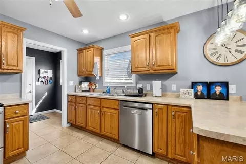 Kitchen - 102 Stull Dr, Benton, MO 63736 photo 2 of 4