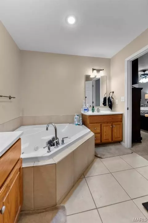 Bath - 102 Stull Dr, Benton, MO 63736 photo 4 of 6