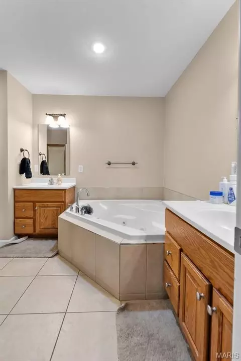 Bath - 102 Stull Dr, Benton, MO 63736 photo 2 of 6