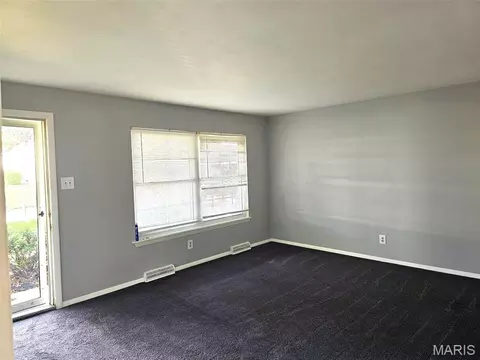 Living - 404 Duchesne Ave, O'fallon, MO 63366 photo 2 of 4