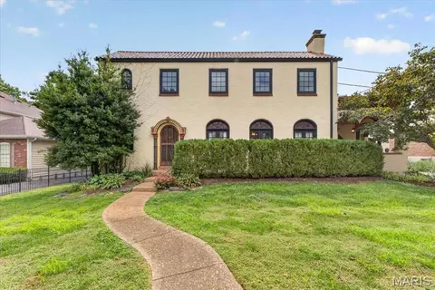 11822 Fairlind Dr, Saint Louis, MO 63127