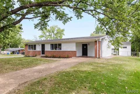 6 Citation Ct, Florissant, MO 63033