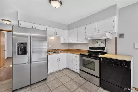Kitchen - 208 Hill Dr, Gray Summit, MO 63039 photo 3 of 4